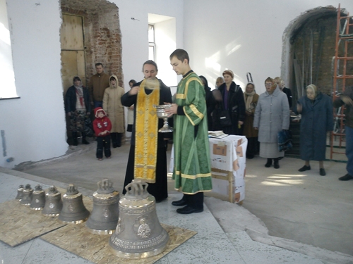 Освящение колоколов в Преображенской церковь деревни Нестерово