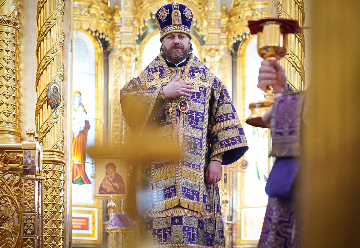 Первая Литургия преосвященного Фомы в Георгиевском соборе г. Одинцово