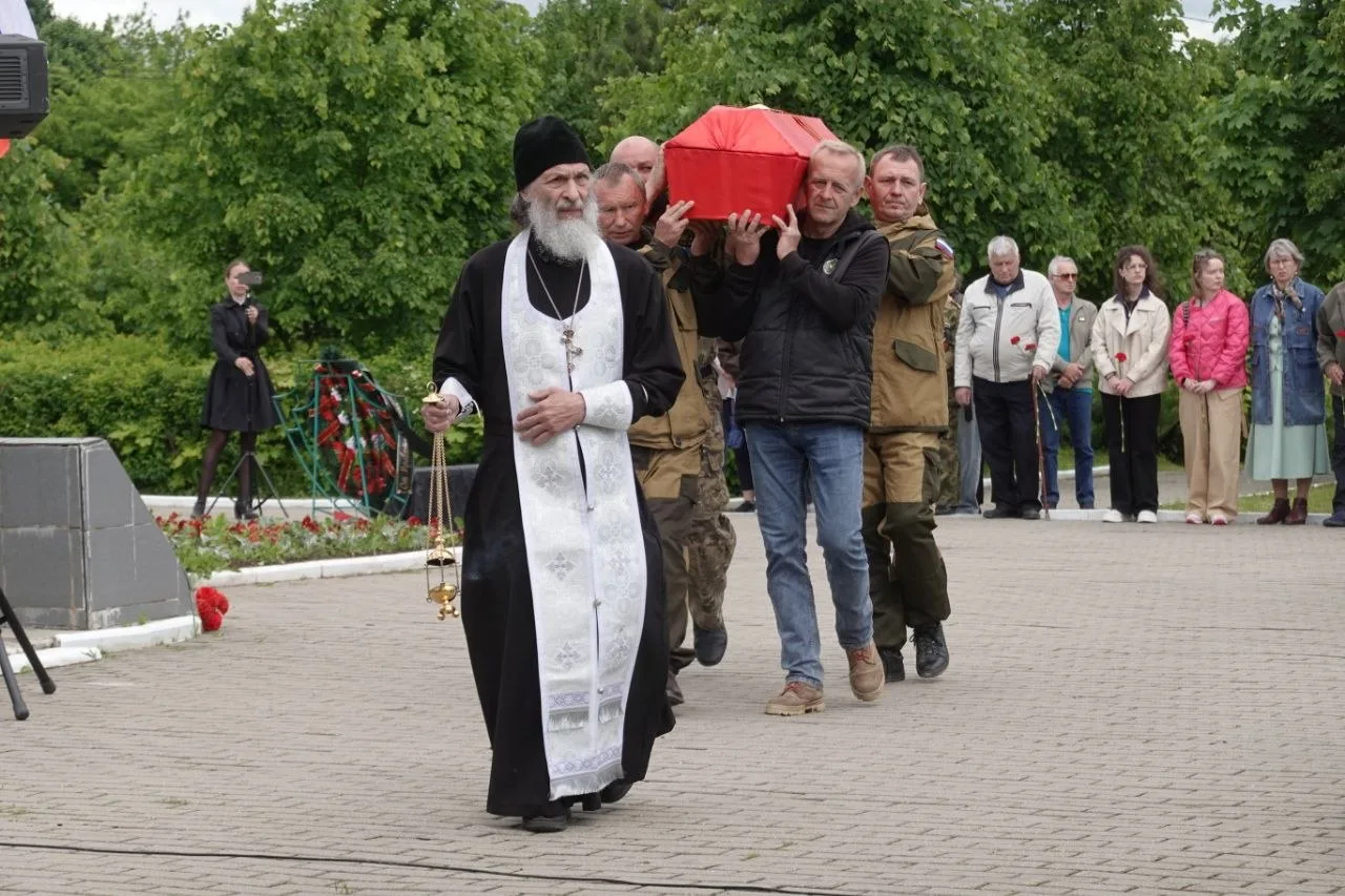 26 мая в поселке Колюбакино в рамках реализации программы «Вахта памяти» прошло захоронение останков четверых воинов, павших в битве под Москвой в 1941 год 26 мая в поселке Колюбакино в рамках реализации программы «Вахта памяти» прошло захоронение останков четверых воинов, павших в битве под Москвой в 1941 год