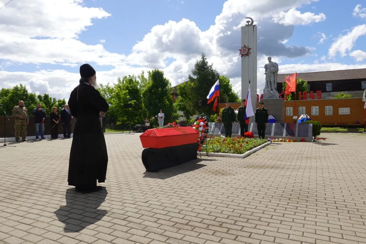 26 мая в поселке Колюбакино в рамках реализации программы «Вахта памяти» прошло захоронение останков четверых воинов, павших в битве под Москвой в 1941 год 26 мая в поселке Колюбакино в рамках реализации программы «Вахта памяти» прошло захоронение останков четверых воинов, павших в битве под Москвой в 1941 год